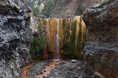 Caldera bunter Wasserfall